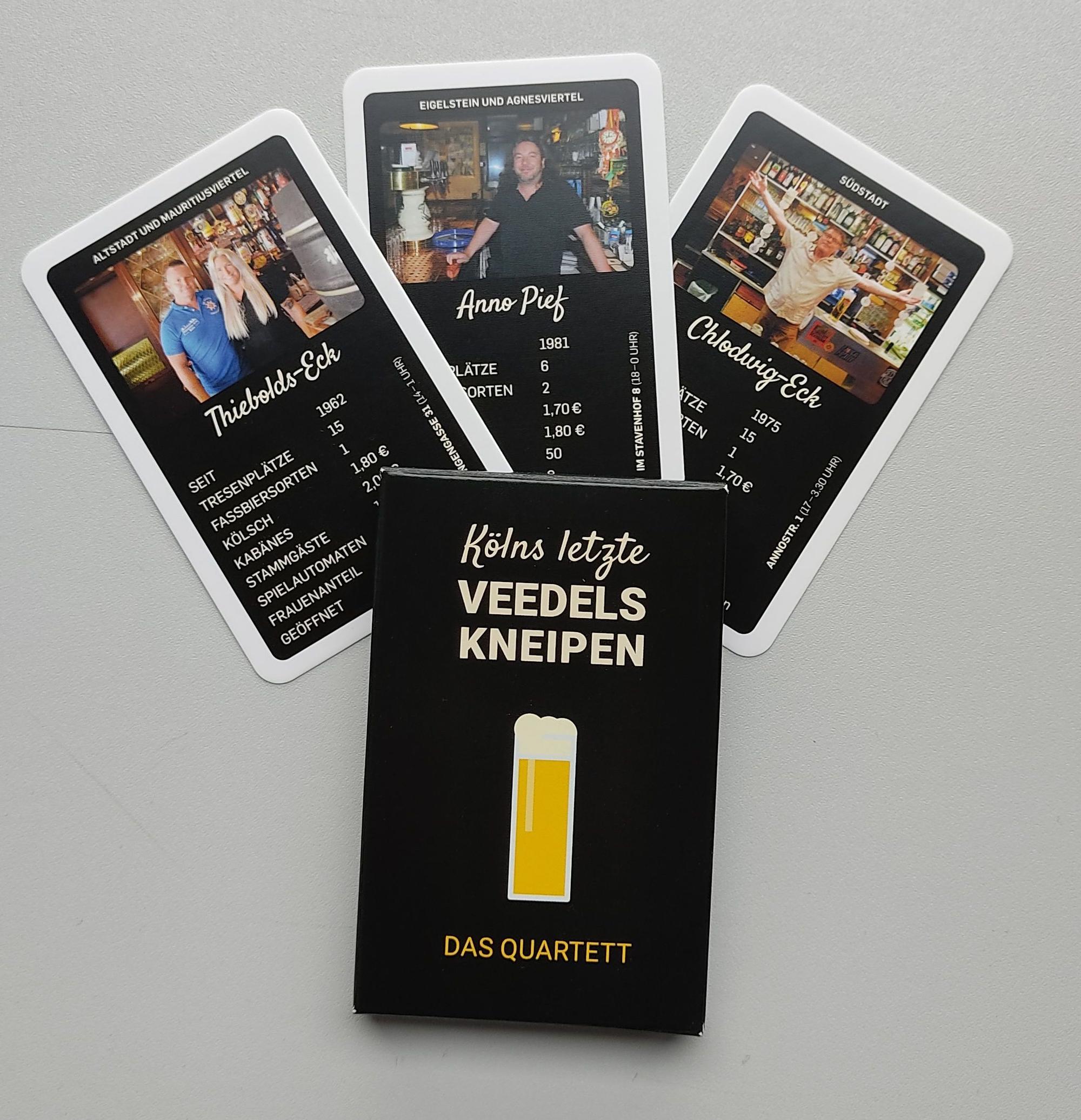 Das Bild zeigt die Karten zum Thiebolds-Eck, Anno Pief und Chlodwig-Eck des Quartetts "Kölns letzte Veedelskneipen".