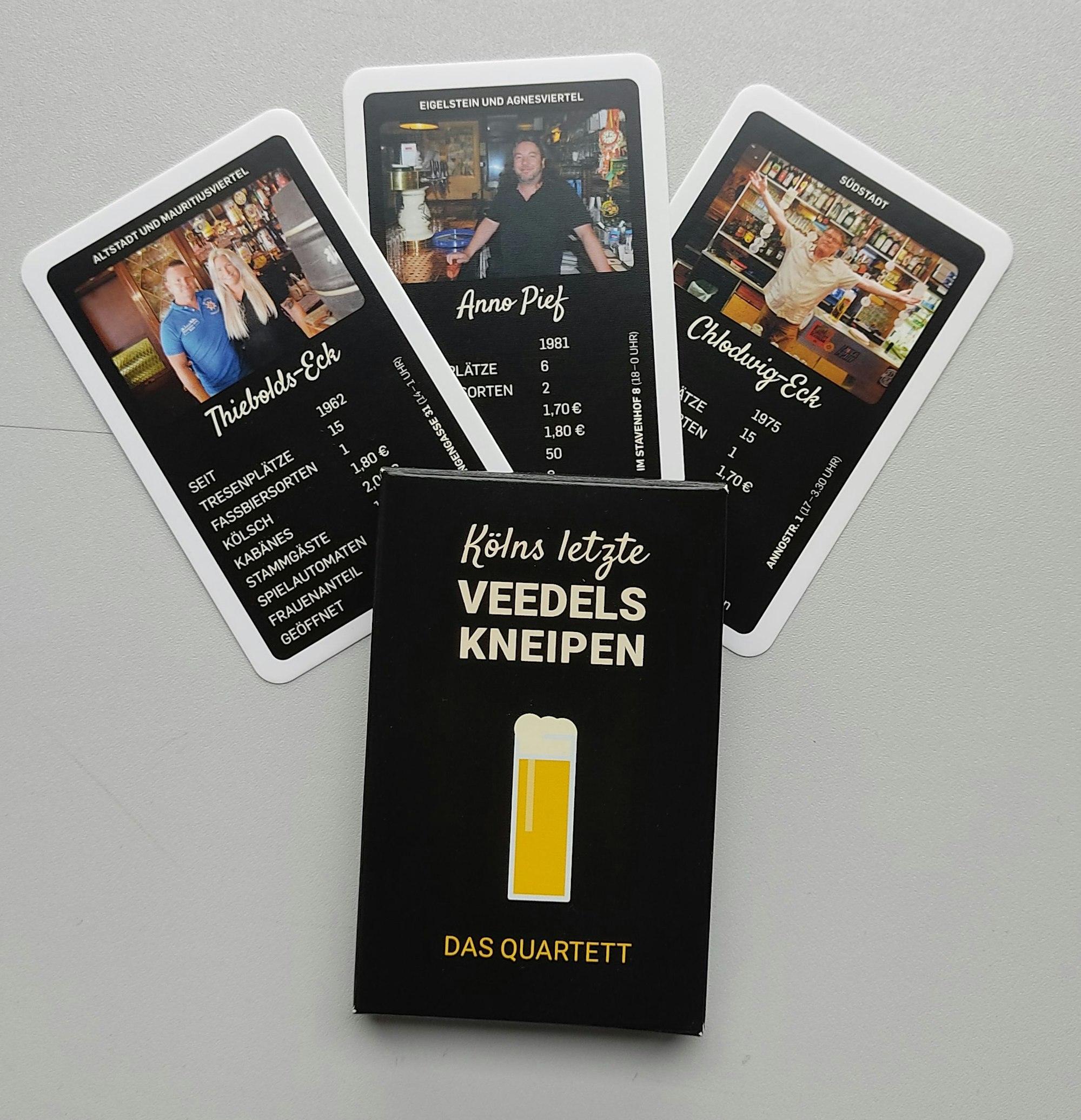 Das Bild zeigt die Karten zum Thiebolds-Eck, Anno Pief und Chlodwig-Eck des Quartetts "Kölns letzte Veedelskneipen".