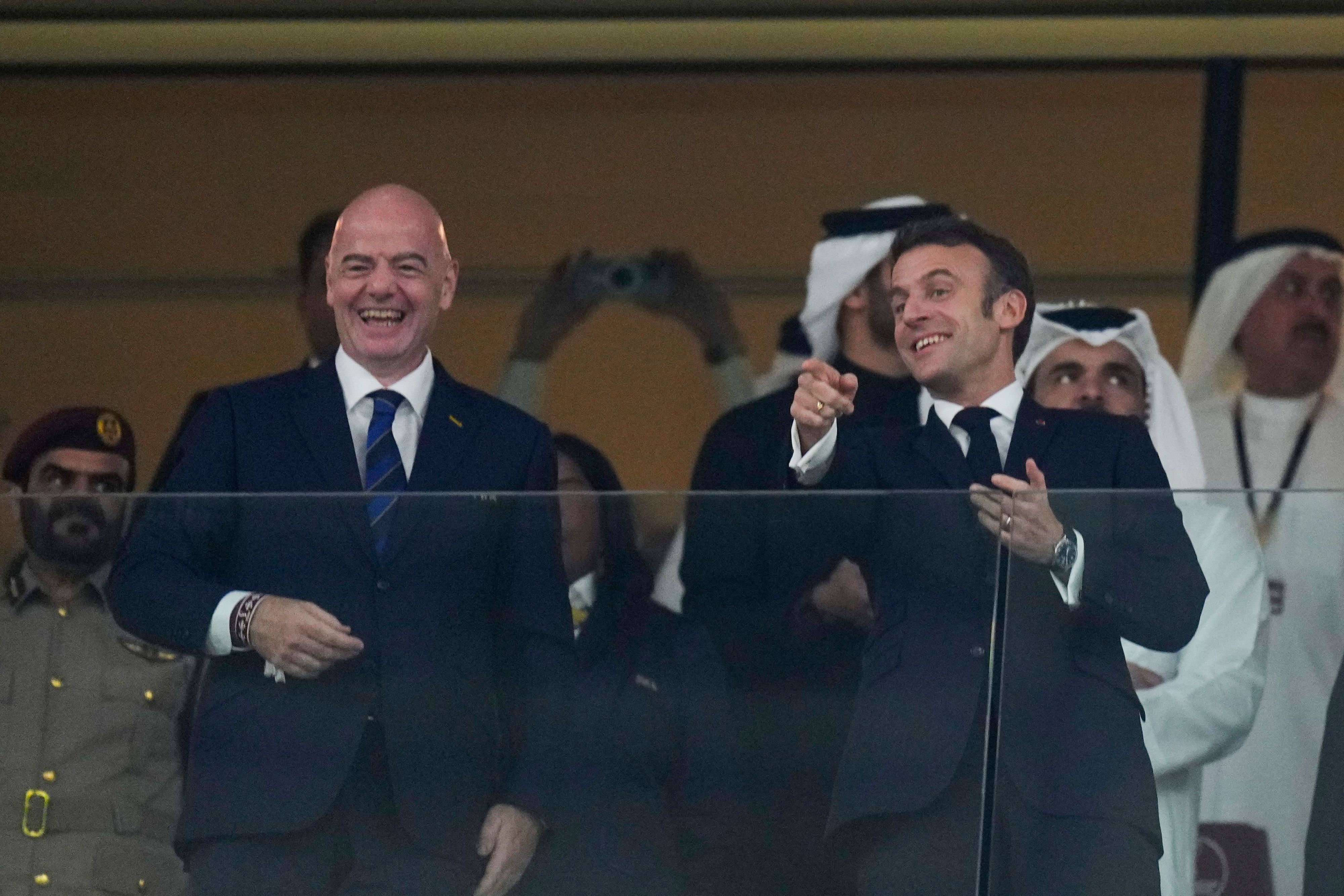 Emmanuel Macron und Gianni Infantino haben vor dem WM-Finale gute Laune.