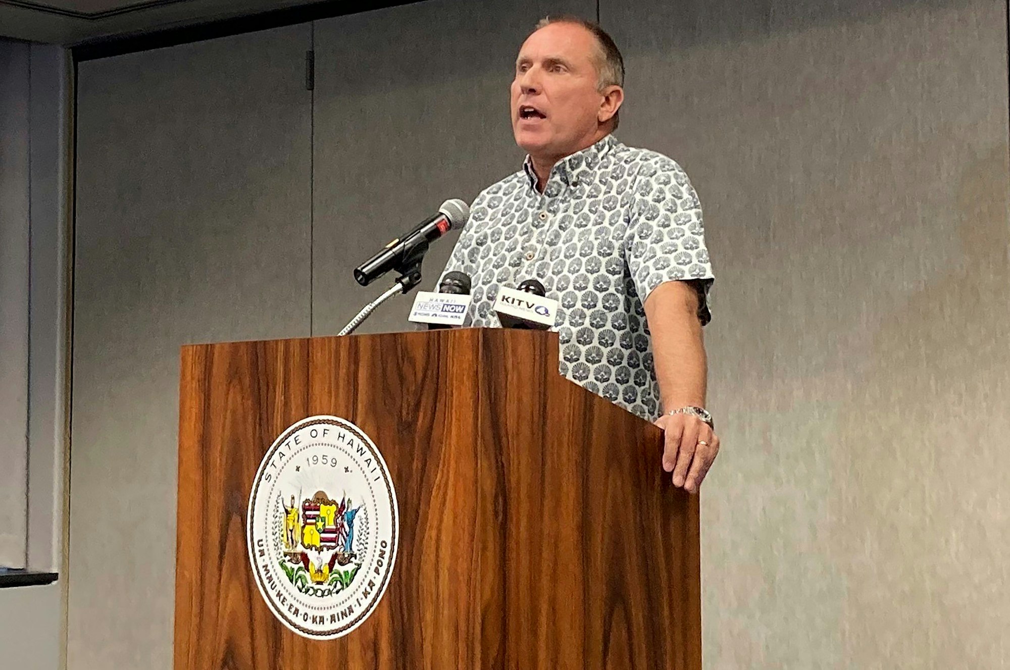 Jon Snook, Chief Operating Officer von Hawaiian Airlines, spricht auf einer Pressekonferenz am Daniel K. Inouye International Airport in Honolulu.