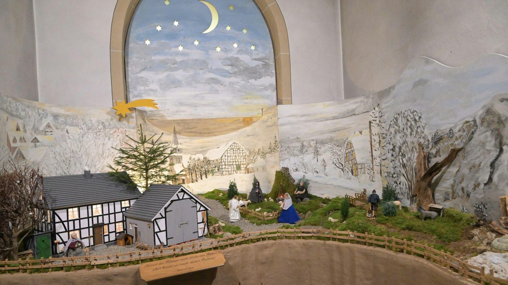 Das Foto zeigt ein Fachwerkhaus und eine Scheune. Das Tor der Scheune wird zu Weihnachte geöffnet, hier ruht das Jesuskind in der Krippe