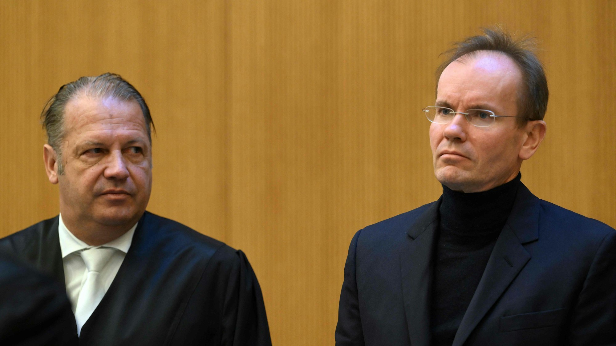 Der ehemalige Wirecard-Chef Markus Braun (r.) steht neben seinem Anwalt Alfred Dierlamm (l.) in einem Gerichtssaal des Landgerichts München.