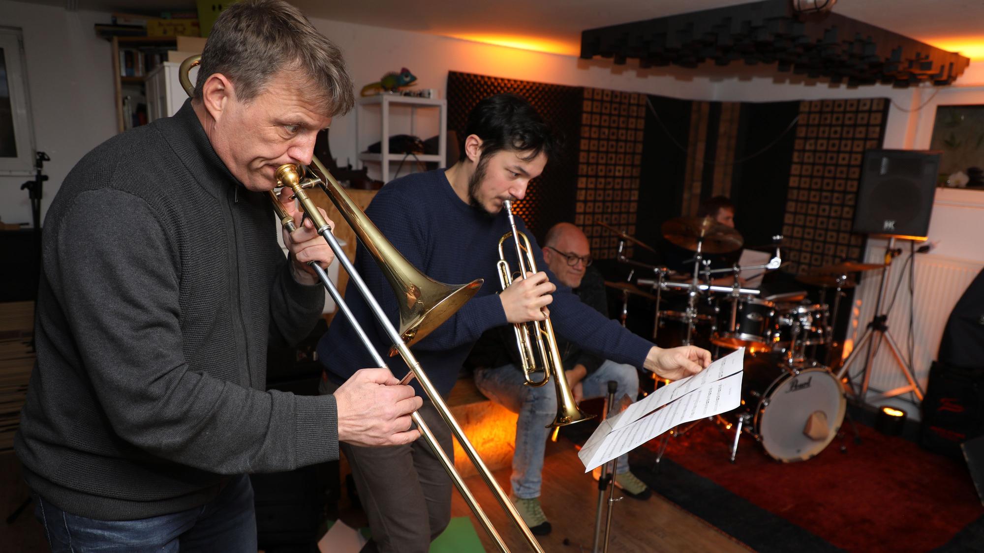 Clemens Tewinkel und Jonathan Anand spielen Posaune und Trompete.
