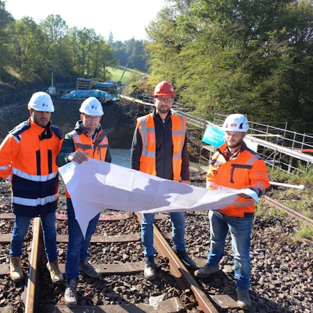 Die Verantwortlichen für die Baustelle stehen auf einem Gleis der alten Eisenbahnbrücke in Gummersbach Luttersiefen. Zu sehen sind Bauleiter Lars Maßing (KAF Falkenhahn), Daniel Barkling (DB Netz), Christopher Butenkemper und Soufiane Razzouk (beide Bauüberwachung Zetcon Ingenieure).