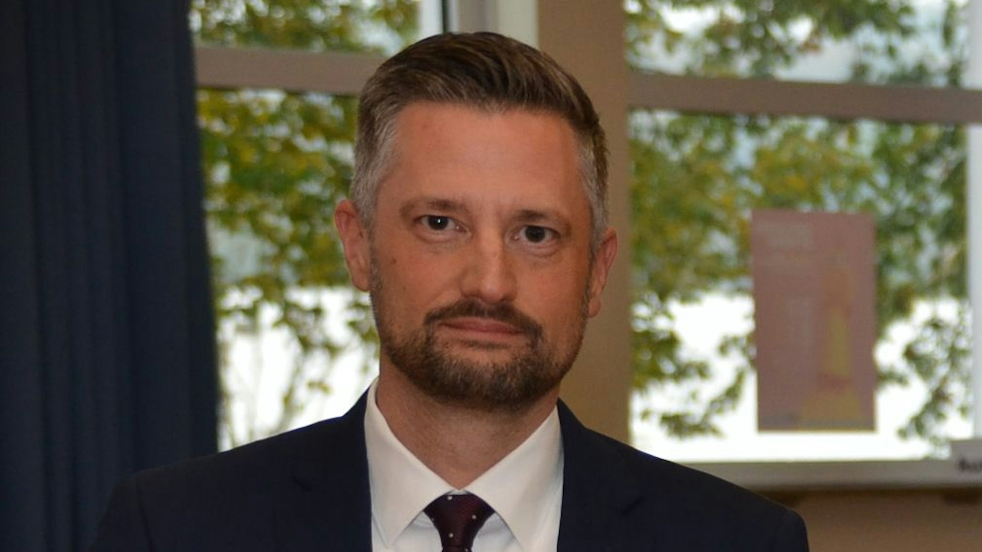 Blick auf einen Mann mittleren Alters.