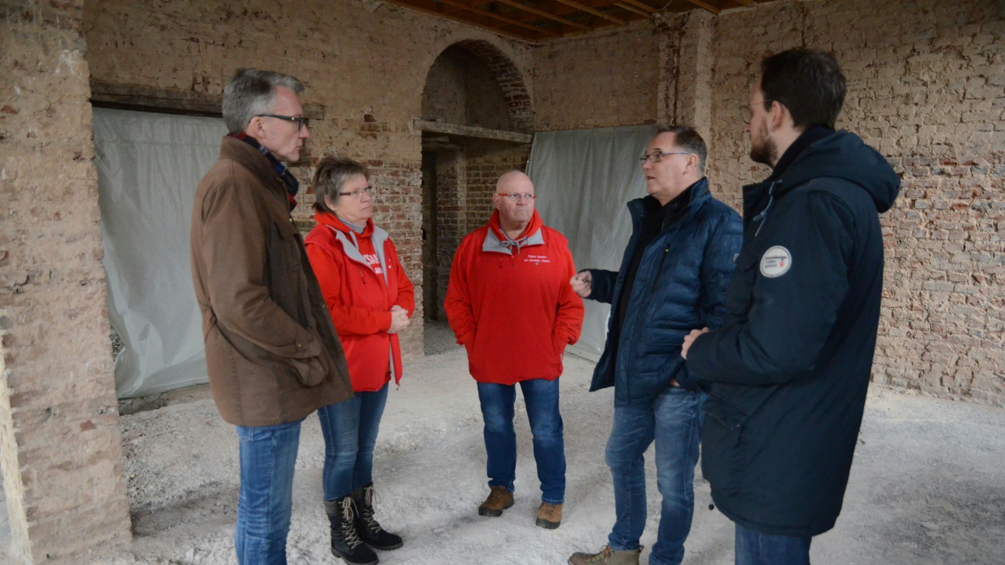 Sven Wolf spricht beim Besuch in Gemünd mit Manfred Pesch in seinem zerstörten Hotel Friedrichs
v.l. Sven Wolf, Sabine Mießeler, Hans Mießeler Weste), Manfred Pesch, Thilo Waasem