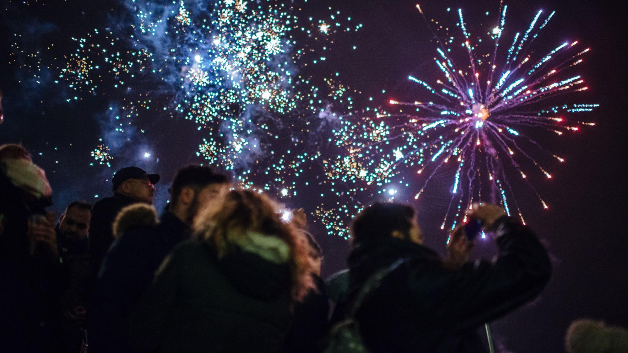 Das Feuerwerk an Silvester 2018 verfolgten viele junge Menschen von der Hohenzollernbrücke.