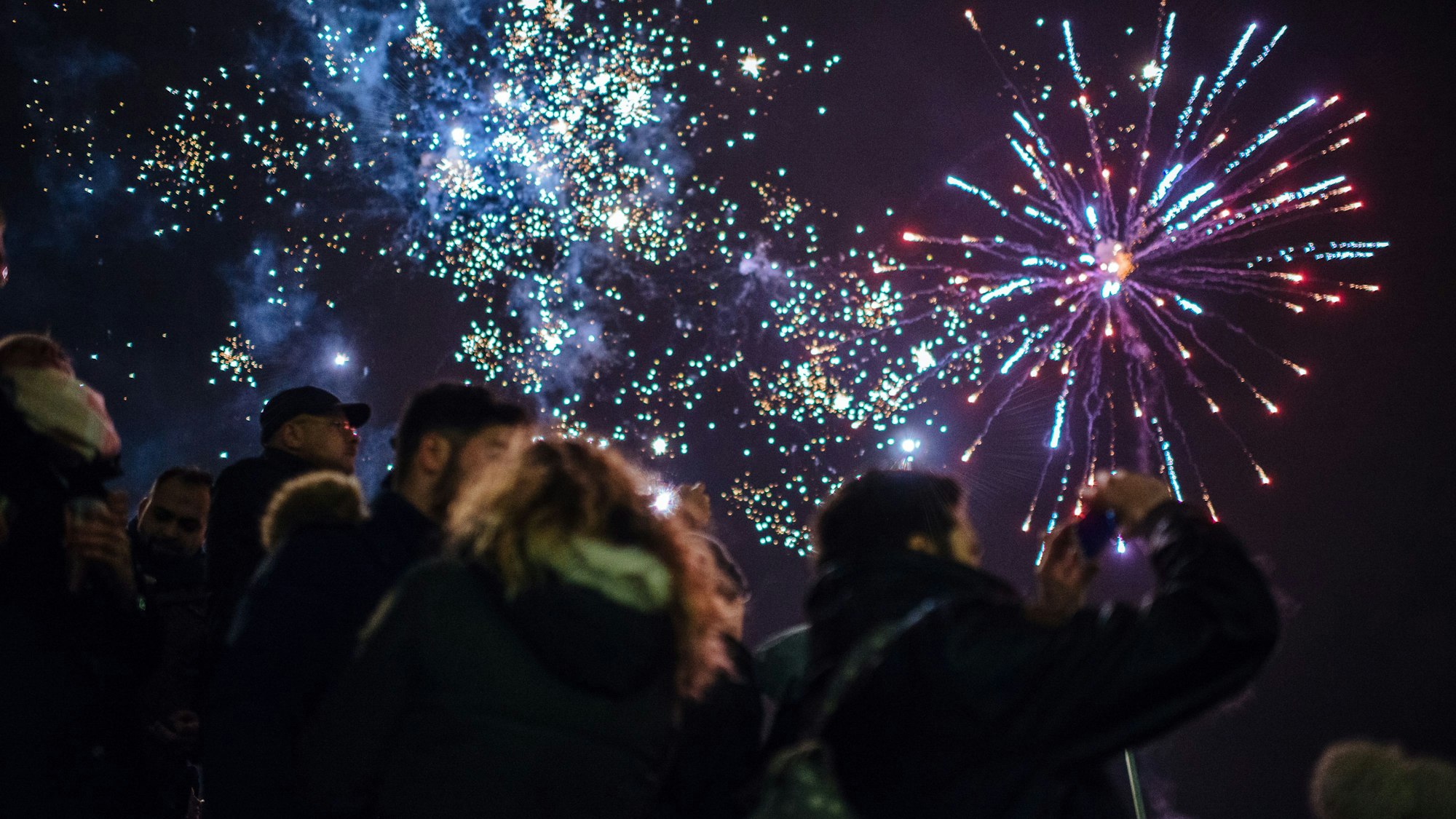 Das Feuerwerk an Silvester 2018 verfolgten viele junge Menschen von der Hohenzollernbrücke.