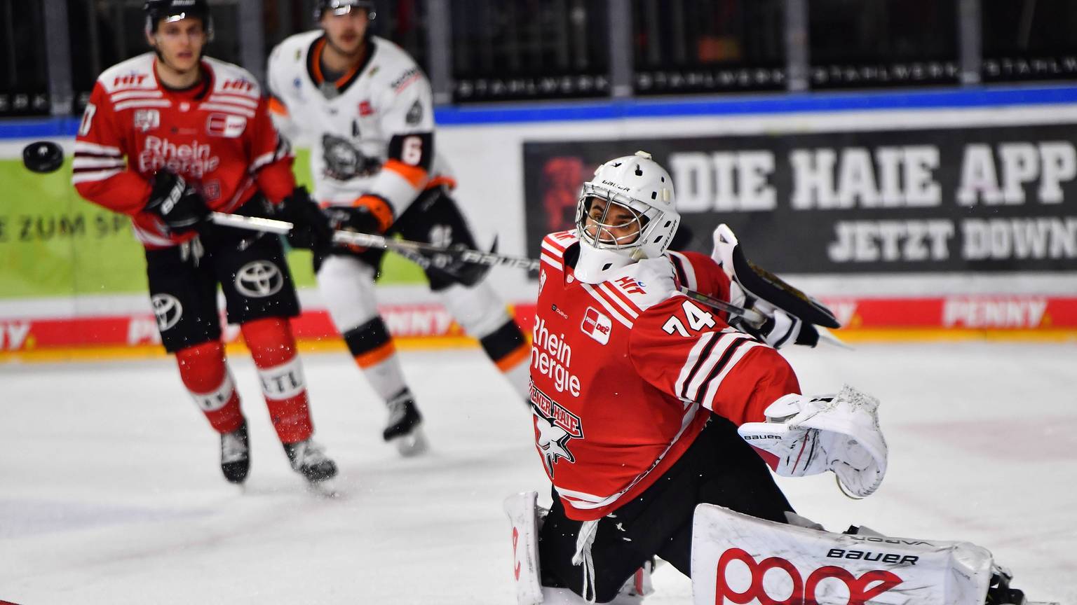 COLOGNE, GERMANY - DECEMBER 18, 2022: Oleg Shilin. Hockey match DEL Koelner Haie - Loewen Frankfurt PUBLICATIONxNOTxINxRUS Copyright: xVITALIIxKLIUIEVx