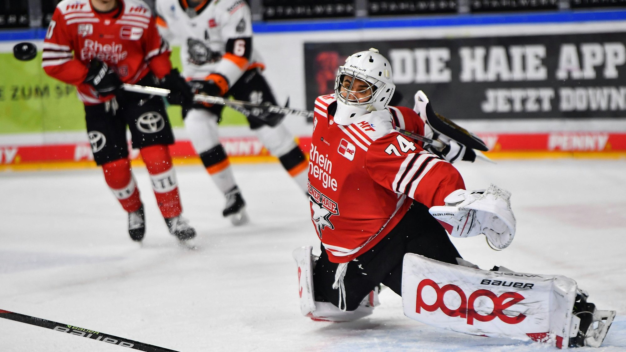 COLOGNE, GERMANY - DECEMBER 18, 2022: Oleg Shilin. Hockey match DEL Koelner Haie - Loewen Frankfurt PUBLICATIONxNOTxINxRUS Copyright: xVITALIIxKLIUIEVx