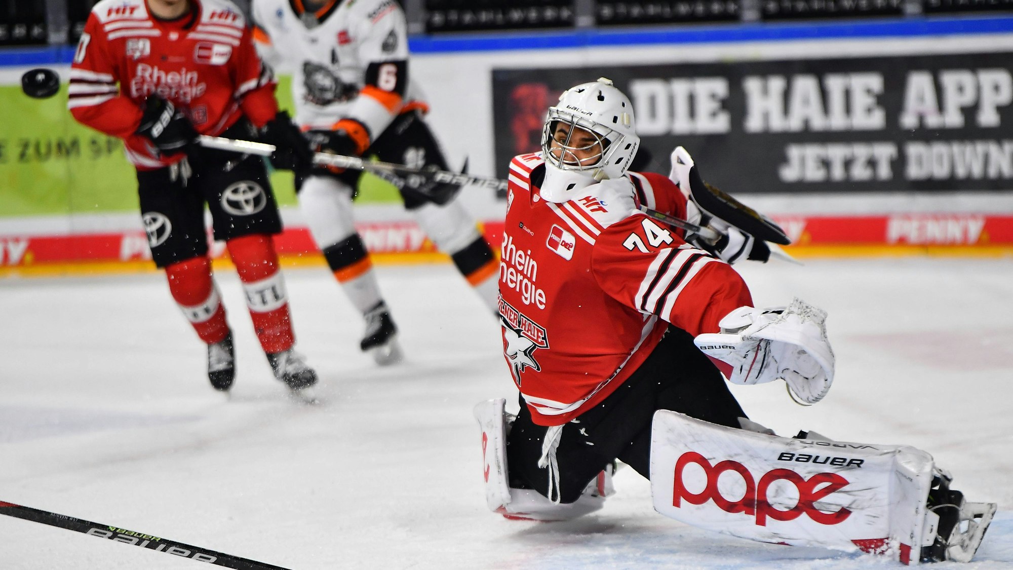 COLOGNE, GERMANY - DECEMBER 18, 2022: Oleg Shilin. Hockey match DEL Koelner Haie - Loewen Frankfurt PUBLICATIONxNOTxINxRUS Copyright: xVITALIIxKLIUIEVx