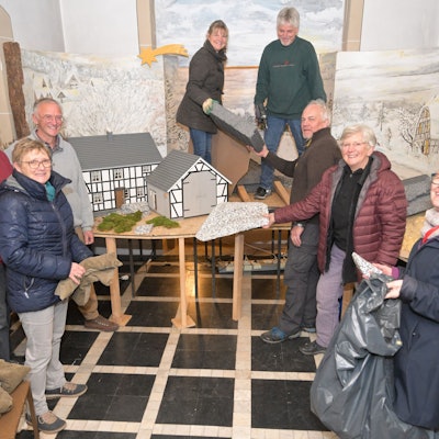 Das Foto zeigt die Helfer beim Aufbau der Krippe in der Kirche Zur Schmerzhaften Mutter in Kürten-Biesfeld