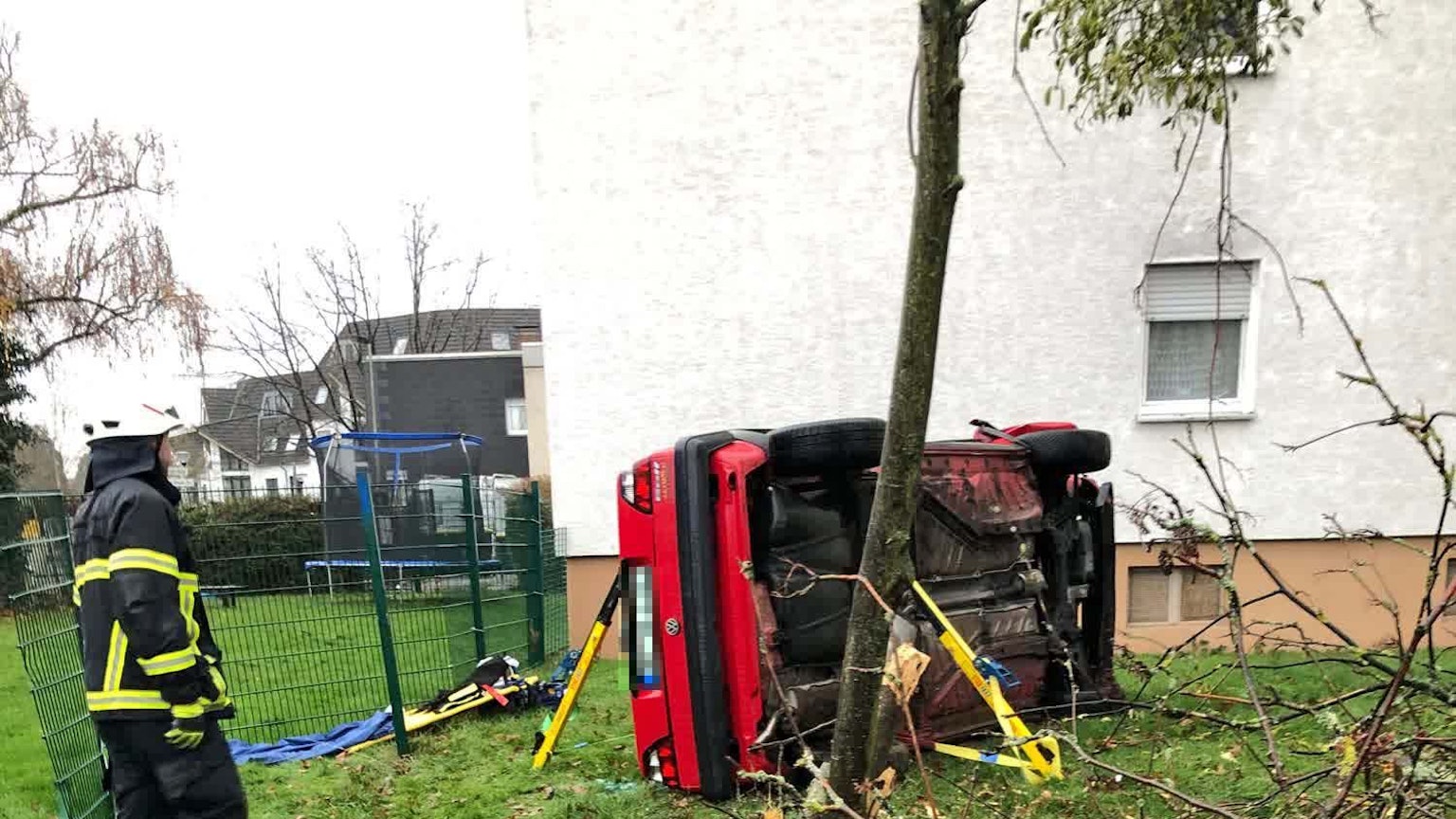 Das Auto kam auf der Seite im Garten zum Liegen.