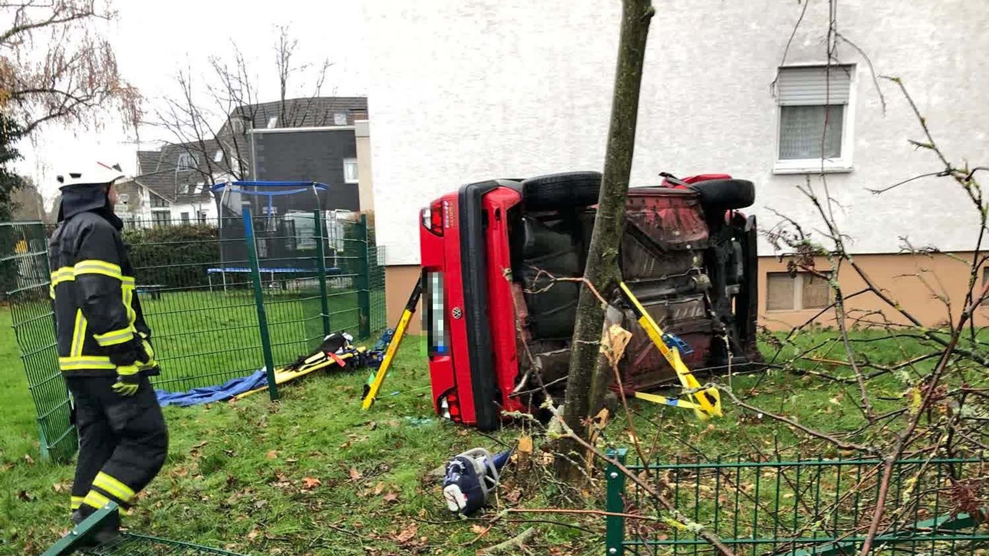 Das Auto kam auf der Seite im Garten zum Liegen.