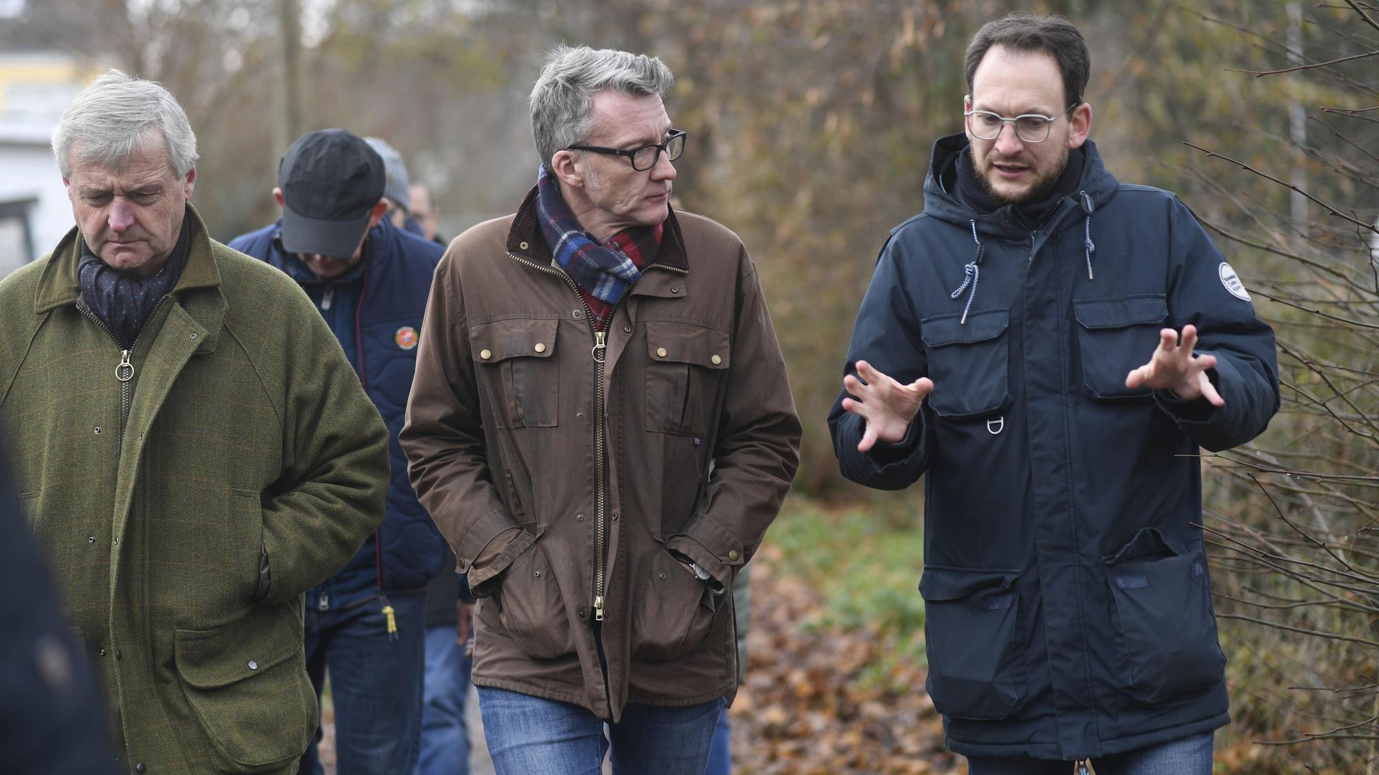 Die Gründer des Vereins „Metternich Hilft“ – hier Michael Freiherr Spies von Büllesheim (l.) – führen Sven Wolf und Thilo Waasem durch den Ort.
