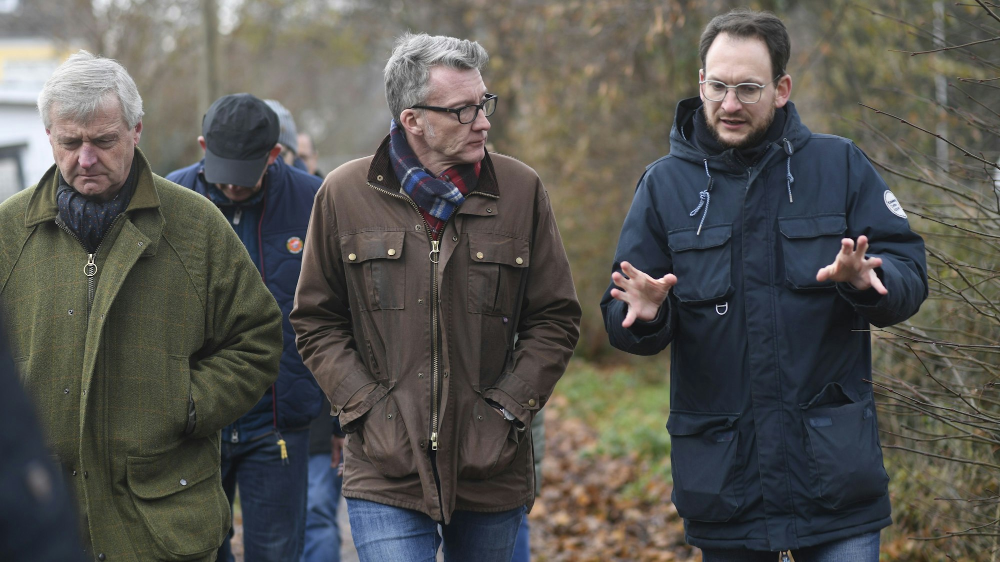 Die Gründer des Vereins „Metternich Hilft“ – hier Michael Freiherr Spies von Büllesheim (l.) – führen Sven Wolf und Thilo Waasem durch den Ort.