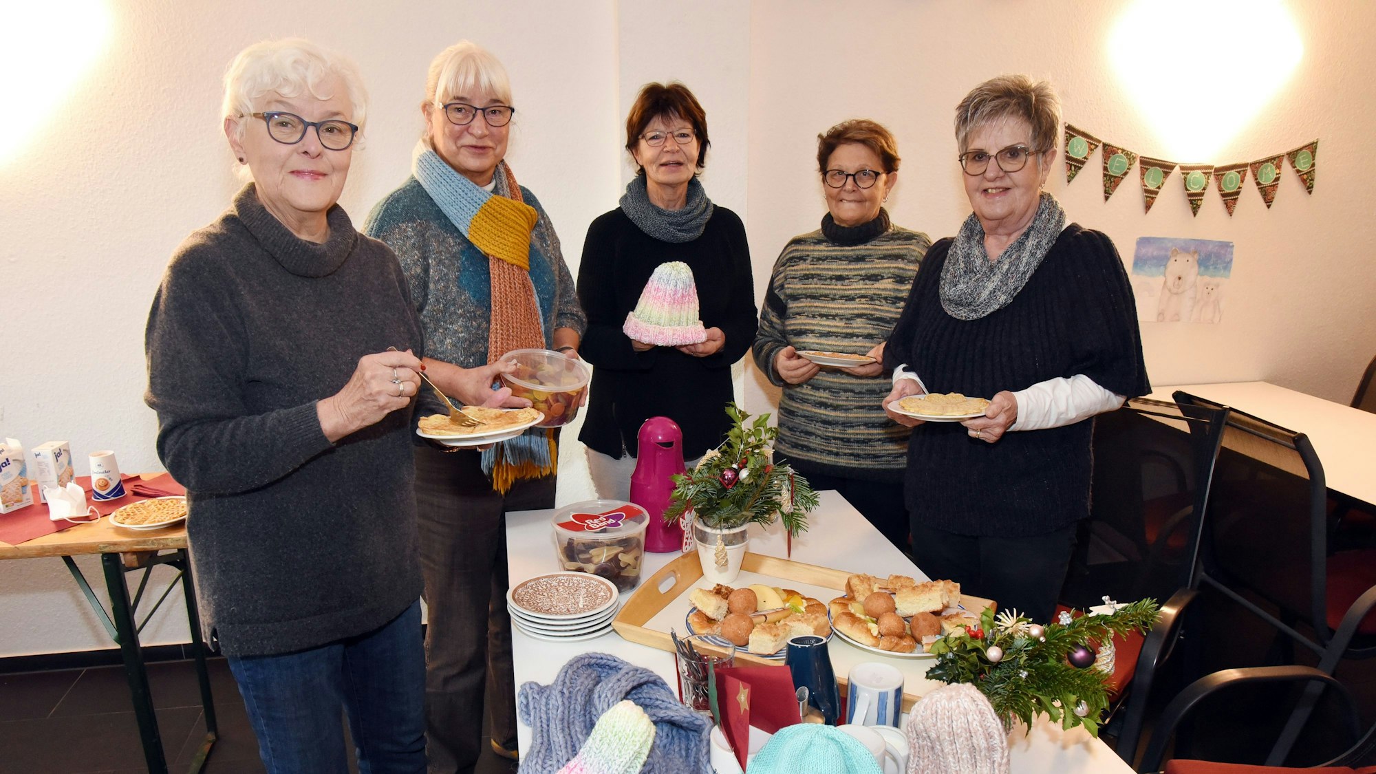 Blick auf fünf Frauen, die gestrickte Kleidung präsentieren.