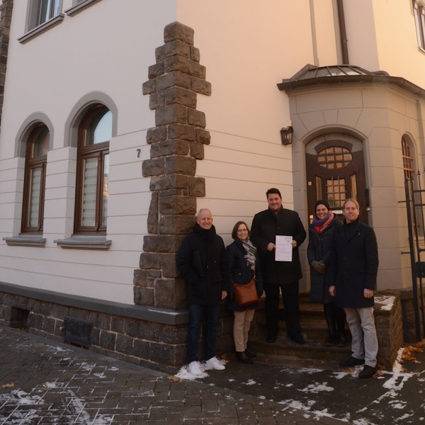 Der Technische Beigeordnete Walter Schaaf, Denkmalpflegerin Beate von Berg und Bürgermeister Alexander Biber übergeben den Förderbescheid.