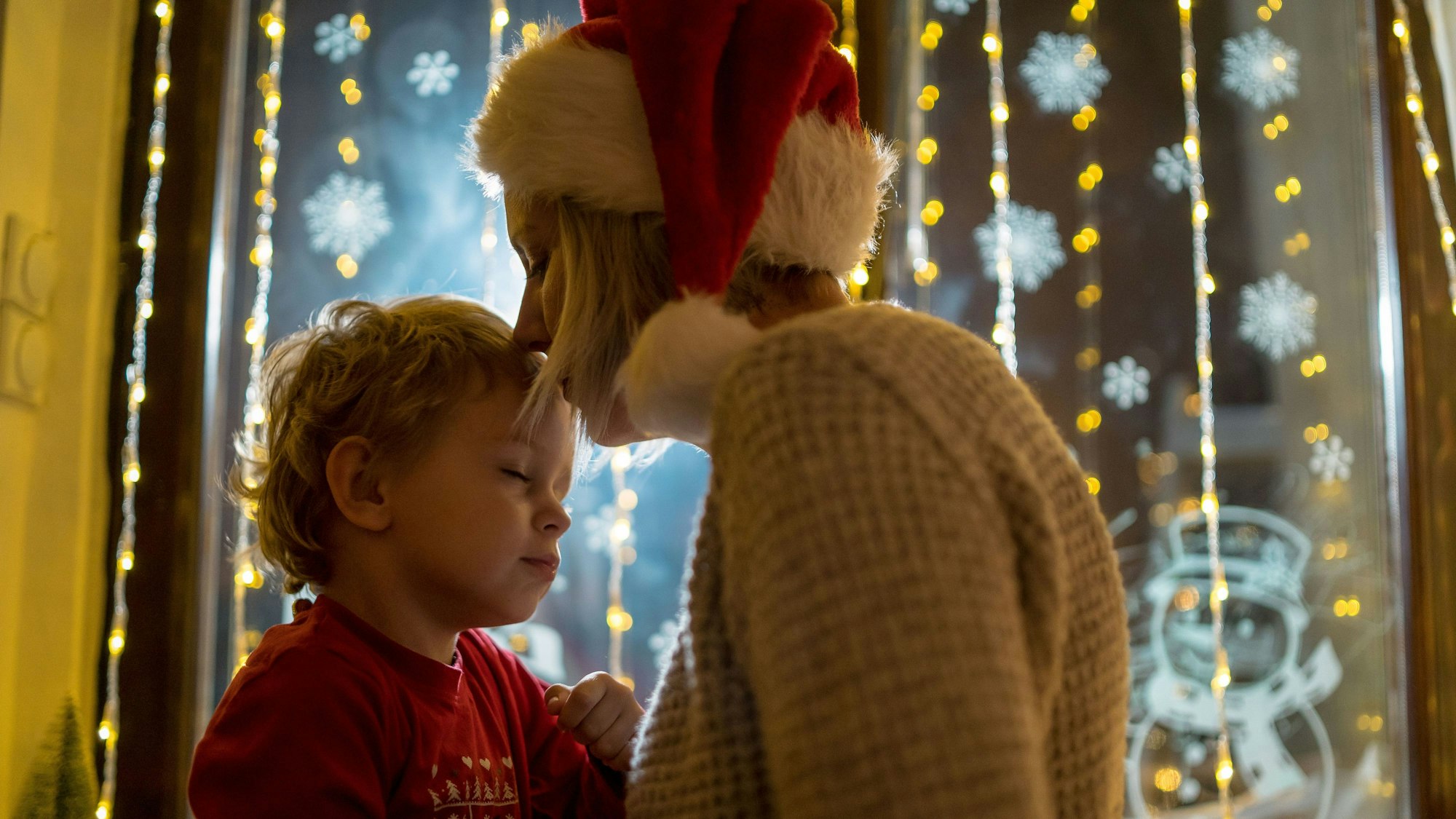 Das Foto zeigt eine Mutter und einen Sohn, die sich umarmen.