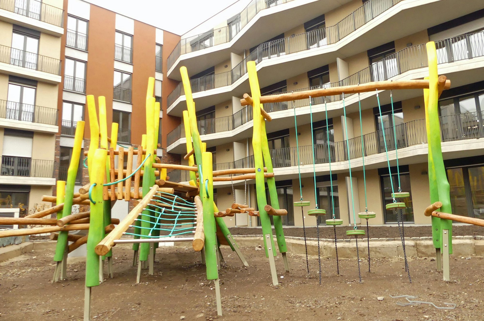 Ein Klettergerüst steht im noch unfertigen Innenhof des „Kwartierwerks“.