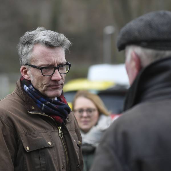 Sven Wolf hört in Kreuzweingarten einem Mann zu, der von den Geschehnissen während der Flut berichtet.