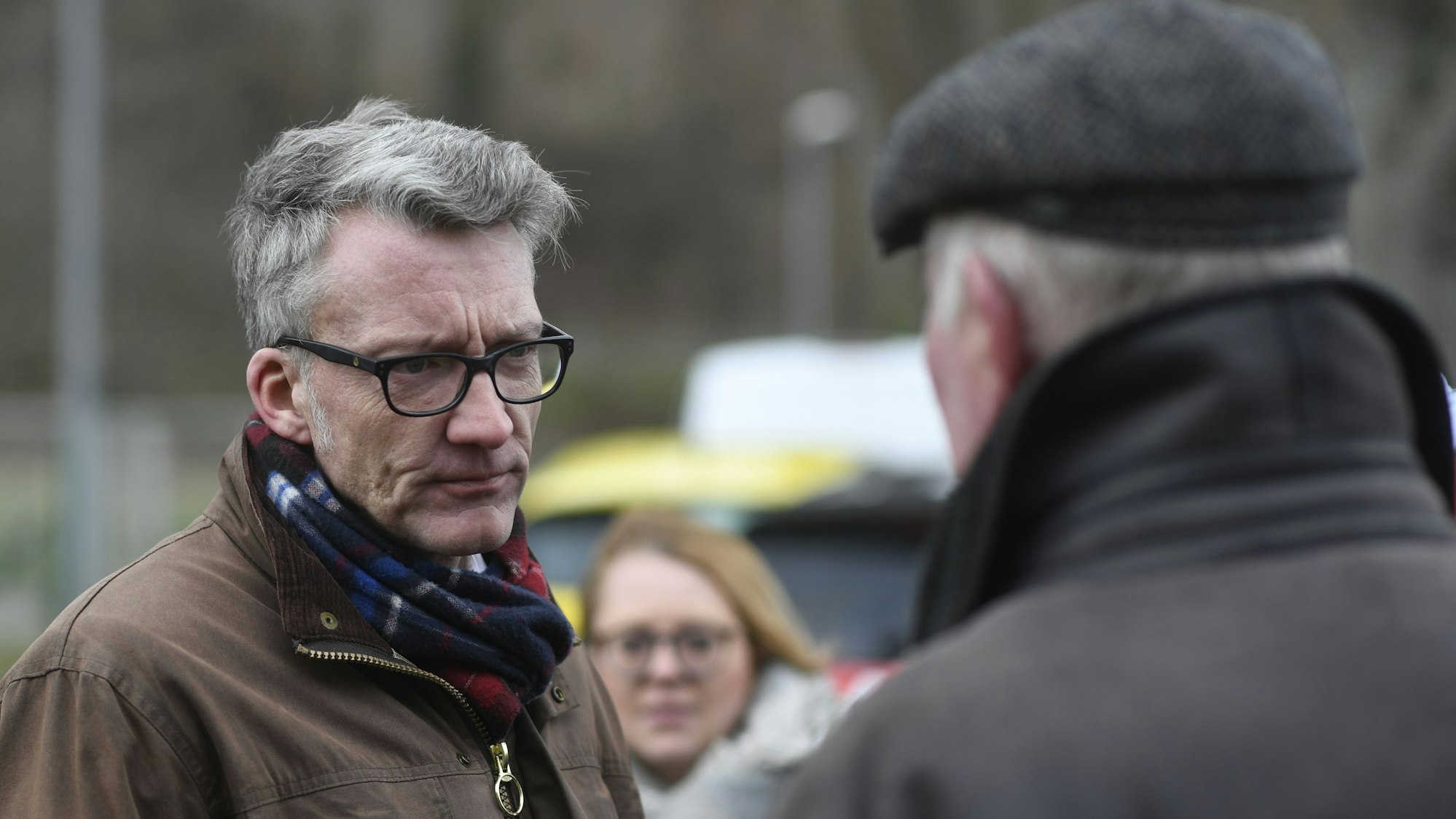 Sven Wolf hört in Kreuzweingarten einem Mann zu, der von den Geschehnissen während der Flut berichtet.