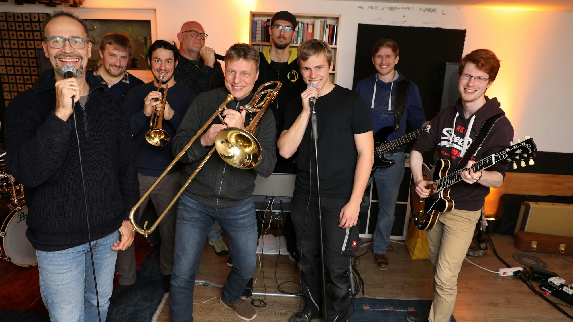 Die Band steht beisammen und posiert für die Kamera.