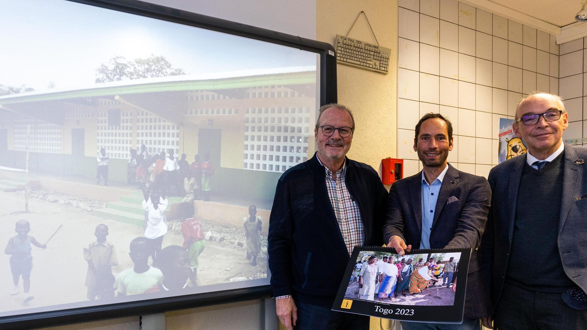 Auf einer alten Digitaltafel zeigt Michael F. Firmenich Bilder einer Schule aus Afrika.