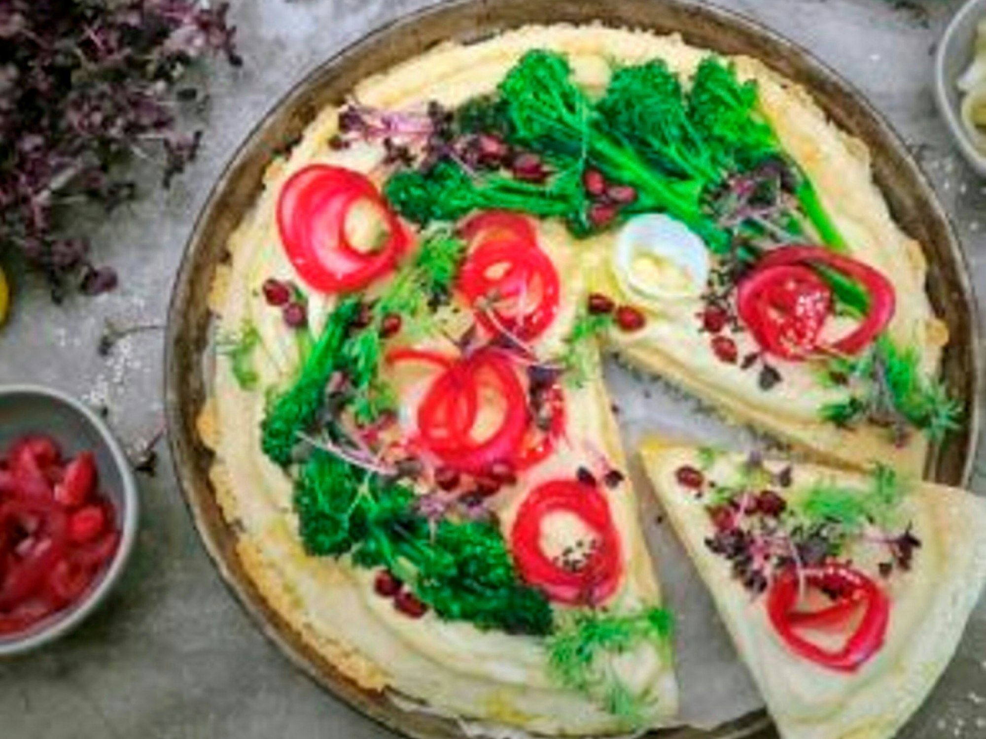 Das Buchcover des Kochbuchs "Planty Plates" von Ina Cross zeigt eine vegane Pizza.