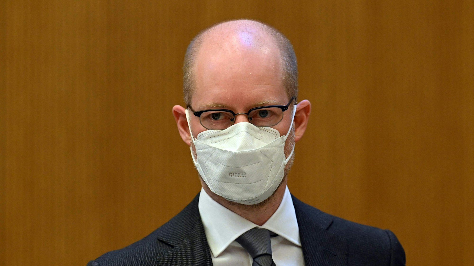 Der ehemalige Mitarbeiter und Mitangeklagte im Wirecard-Prozess, Oliver Bellenhaus, wartet am 19. Dezember 2022 in einem Gerichtssaal des Landgerichts München auf den Beginn eines weiteren Verhandlungstages wegen gewerbsmäßigen bandenmäßigen Betrugs, Untreue, Marktmanipulation und Bilanzmanipulation.