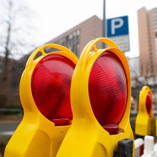 26.01.2022, Nordrhein-Westfalen, Köln: Warnbaken stehen unweit vom Justizzentrum Köln Luxemburger Straße für eine Sperrung bereit.
