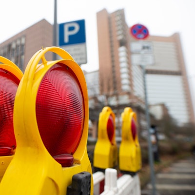 26.01.2022, Nordrhein-Westfalen, Köln: Warnbaken stehen unweit vom Justizzentrum Köln Luxemburger Straße für eine Sperrung bereit.