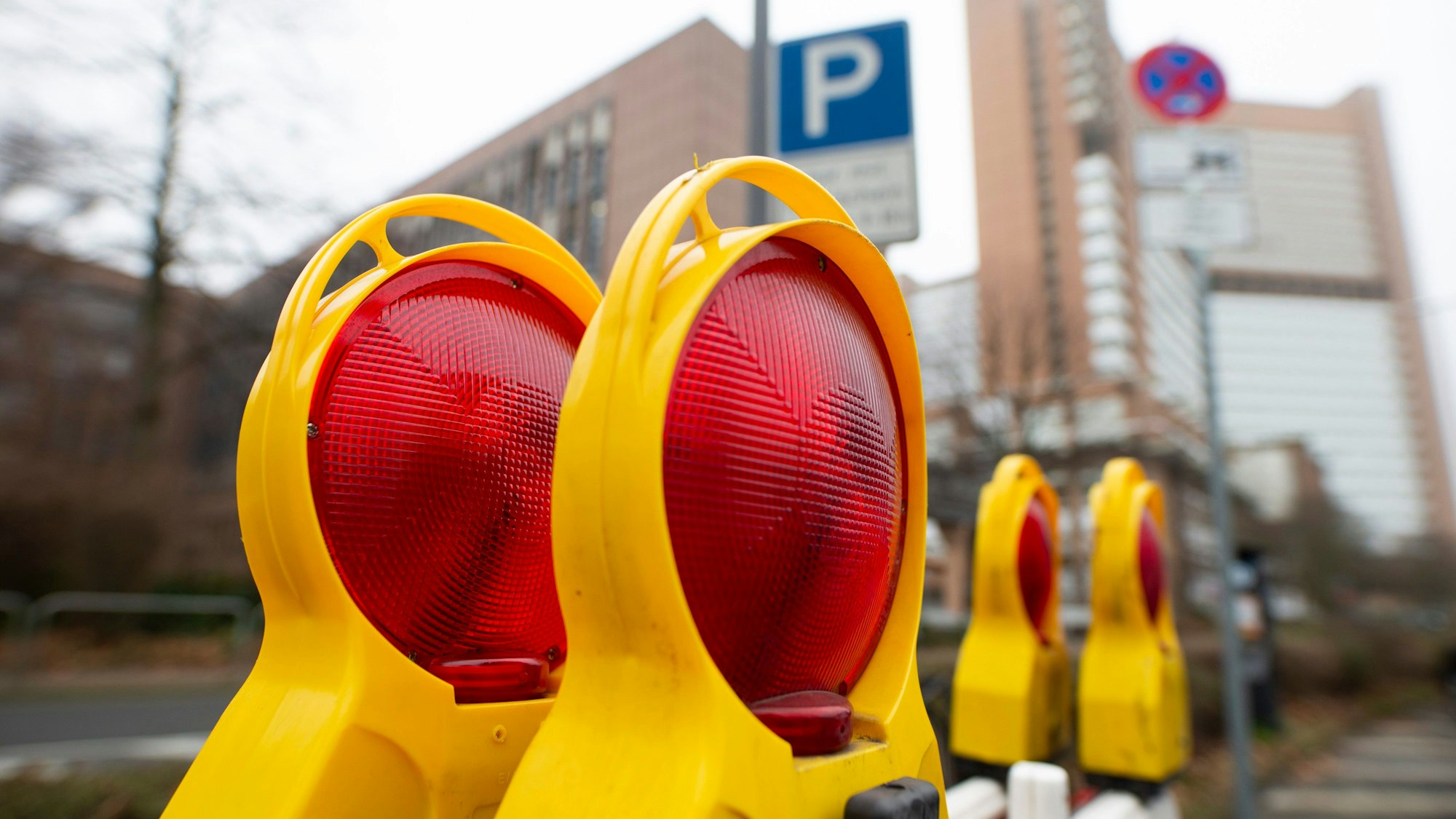26.01.2022, Nordrhein-Westfalen, Köln: Warnbaken stehen unweit vom Justizzentrum Köln Luxemburger Straße für eine Sperrung bereit.