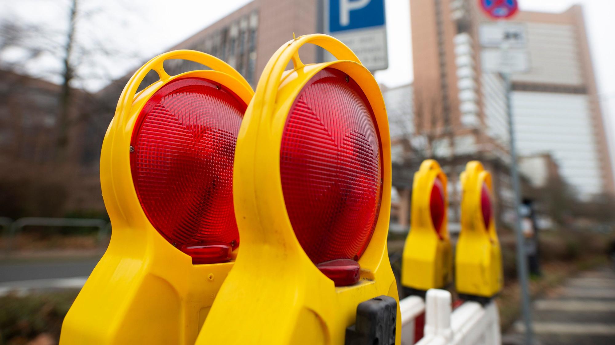 Warnbaken stehen an einer Straße.