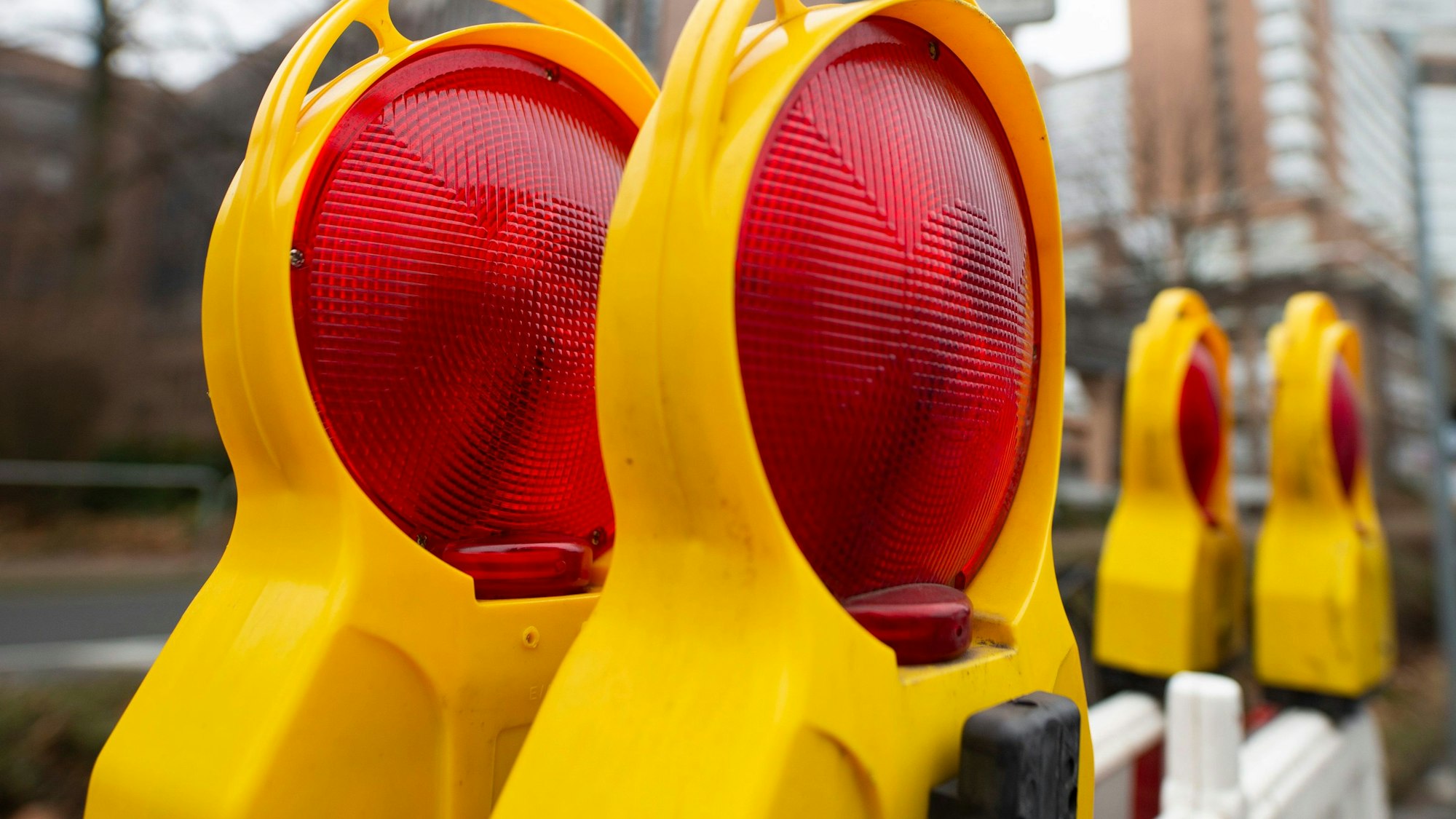 Das Bild zeigt Warnbaken mit roten Signalleuchten.