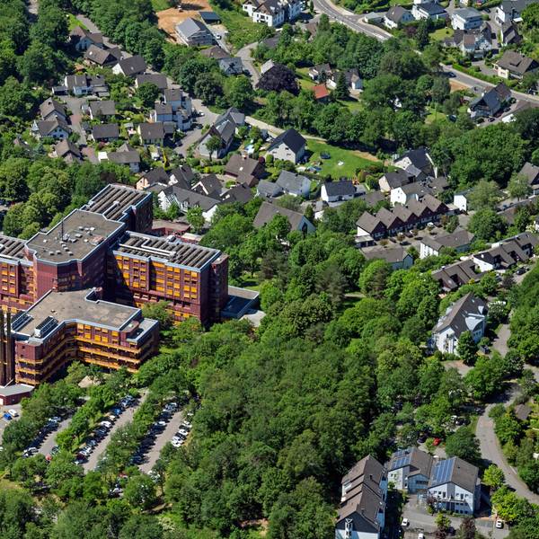 Zu sehen ist das Kreiskrankenhaus in Gummersbach aus der Luft.