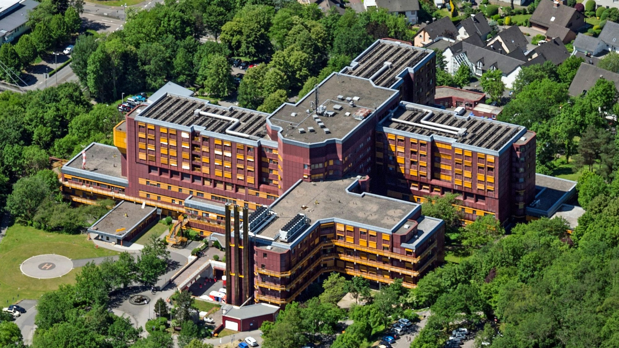 Zu sehen ist das Kreiskrankenhaus in Gummersbach aus der Luft.