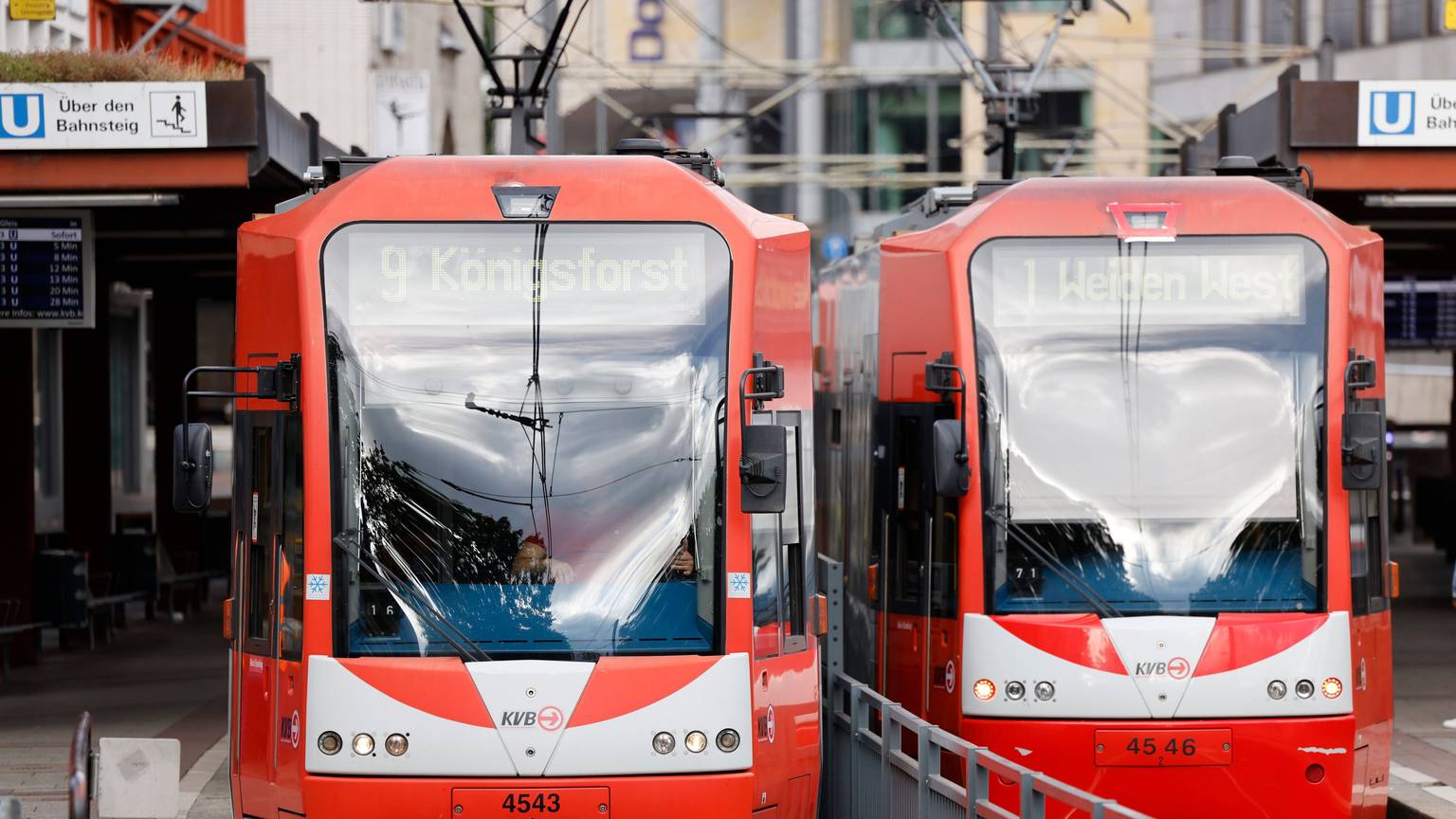Köln: Straßenbahnen der Kölner Verkehrsbetriebe (KVB) stehen an der Haltestelle