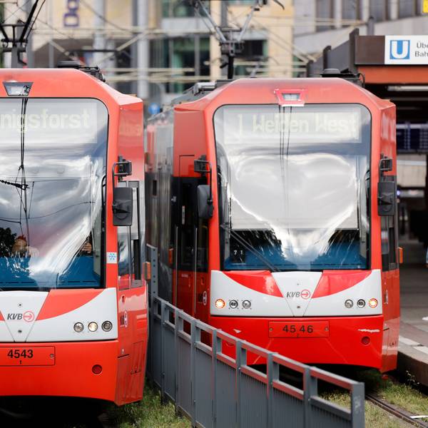 Köln: Straßenbahnen der Kölner Verkehrsbetriebe (KVB) stehen an der Haltestelle