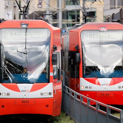 Köln: Straßenbahnen der Kölner Verkehrsbetriebe (KVB) stehen an der Haltestelle