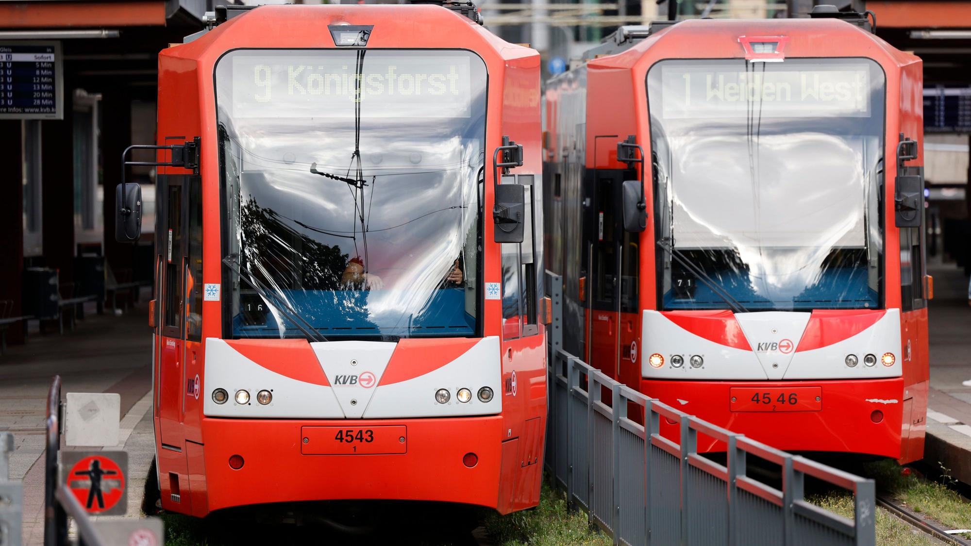 Straßenbahnen der Kölner Verkehrsbetriebe stehen an der Haltestelle Heumarkt.