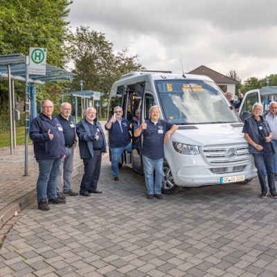 Daumen hoch galt noch im Sommer 2021, als der Bürgerbus zur Jungfernfahrt aufbrach.