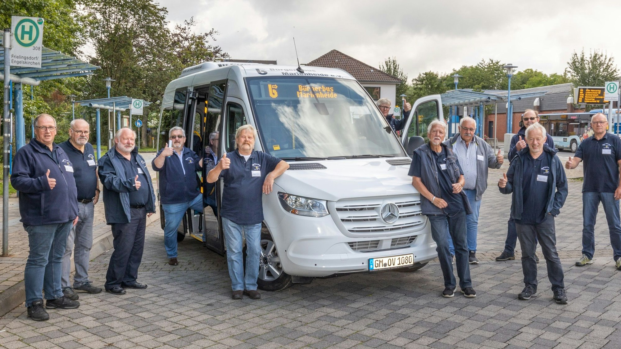 Daumen hoch galt noch im Sommer 2021, als der Bürgerbus zur Jungfernfahrt aufbrach.