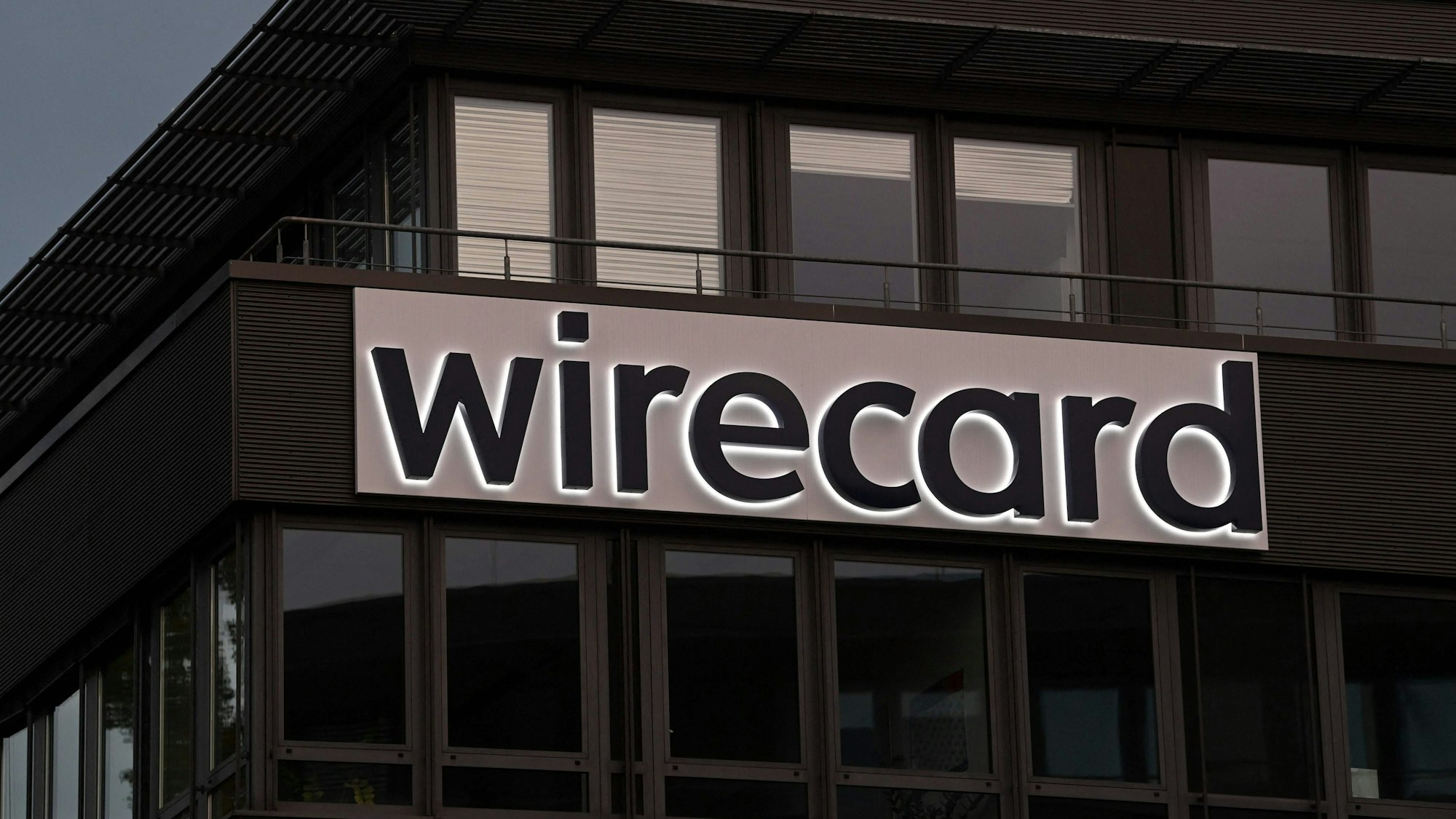 Auf diesem Dateifoto vom 02. September 2020 ist das Logo des deutschen Zahlungsanbieters Wirecard an einem Gebäude der Unternehmenszentrale in Aschheim bei München zu sehen.