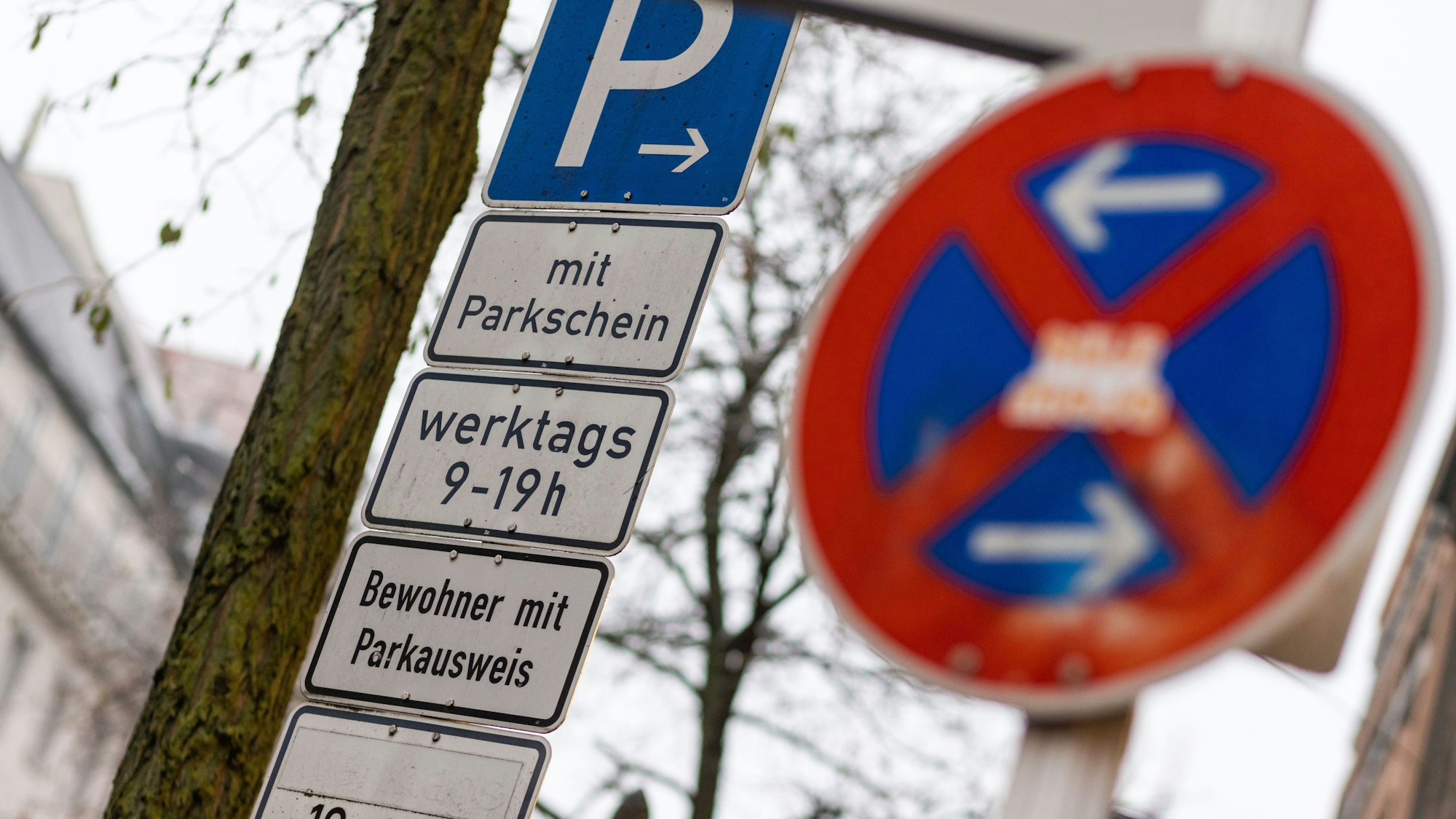 Schilder mit der Aufschrift «Parken» (l, oben nach unten), «mit Parkschein», «werktags 9-19 h», «Bewohner mit Parkausweis» stehen hinter einem Schild, das auf ein absolutes Halteverbot hinweist (Symbolbild).