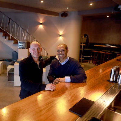 Felix Engel und Dominique Simon stehen an der Theke des Suderman, ihrer Bar im Agnesviertel.