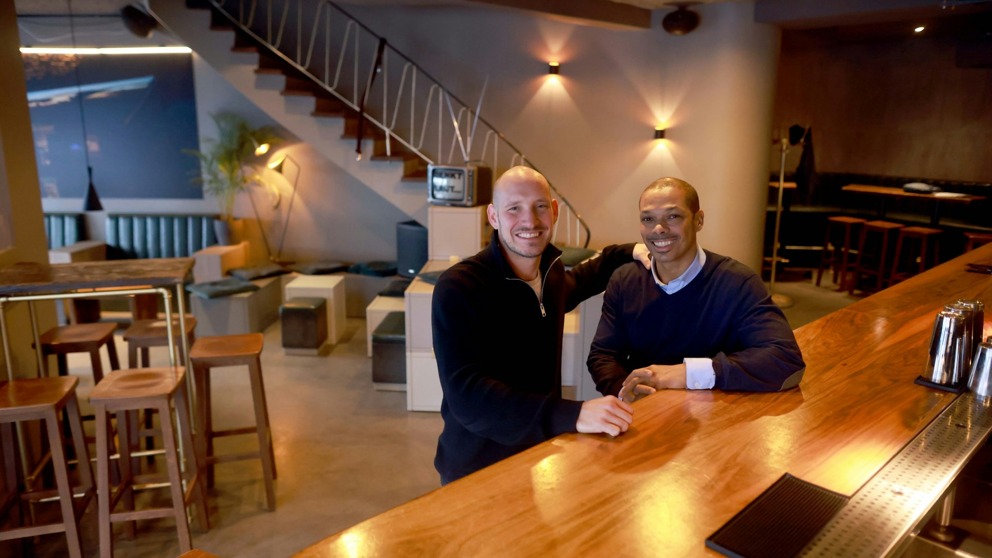 Felix Engel und Dominique Simon stehen an der Theke des Suderman, ihrer Bar im Agnesviertel.