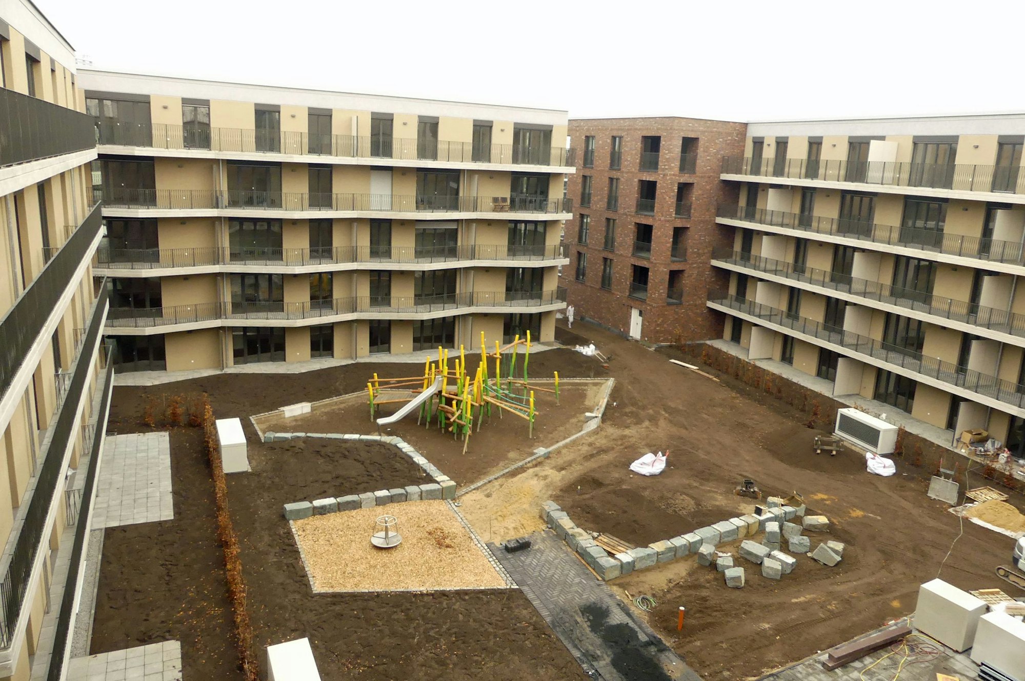 Blick in einen der Kwartierwerk-Innenhöfe auf dem Areal des alten Güterbahnhofs. Foto: Rösgen