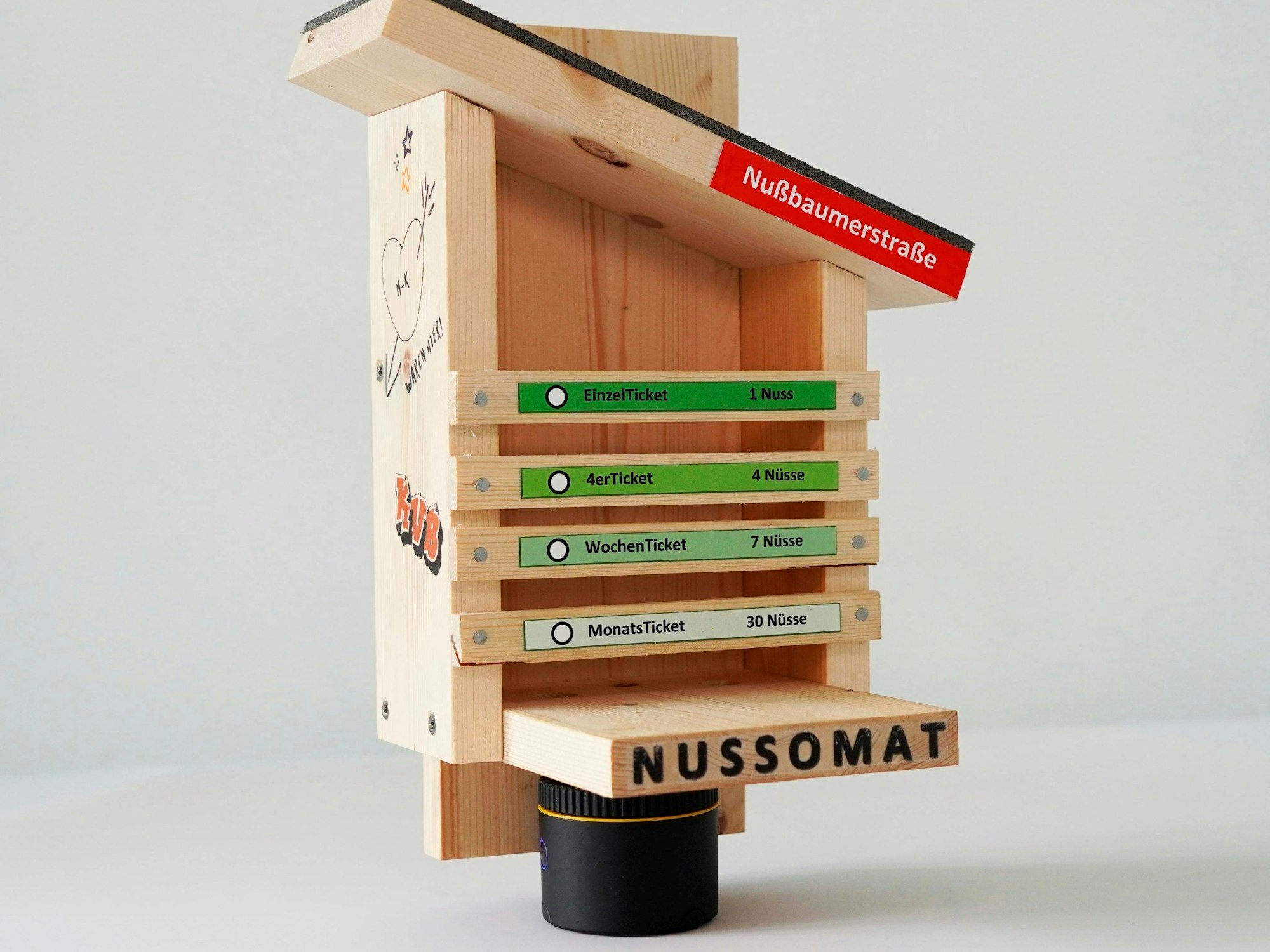 Der Nuss-o-Mat der KVB ist eine Nuss-Futterstation für Eichhörnchen.