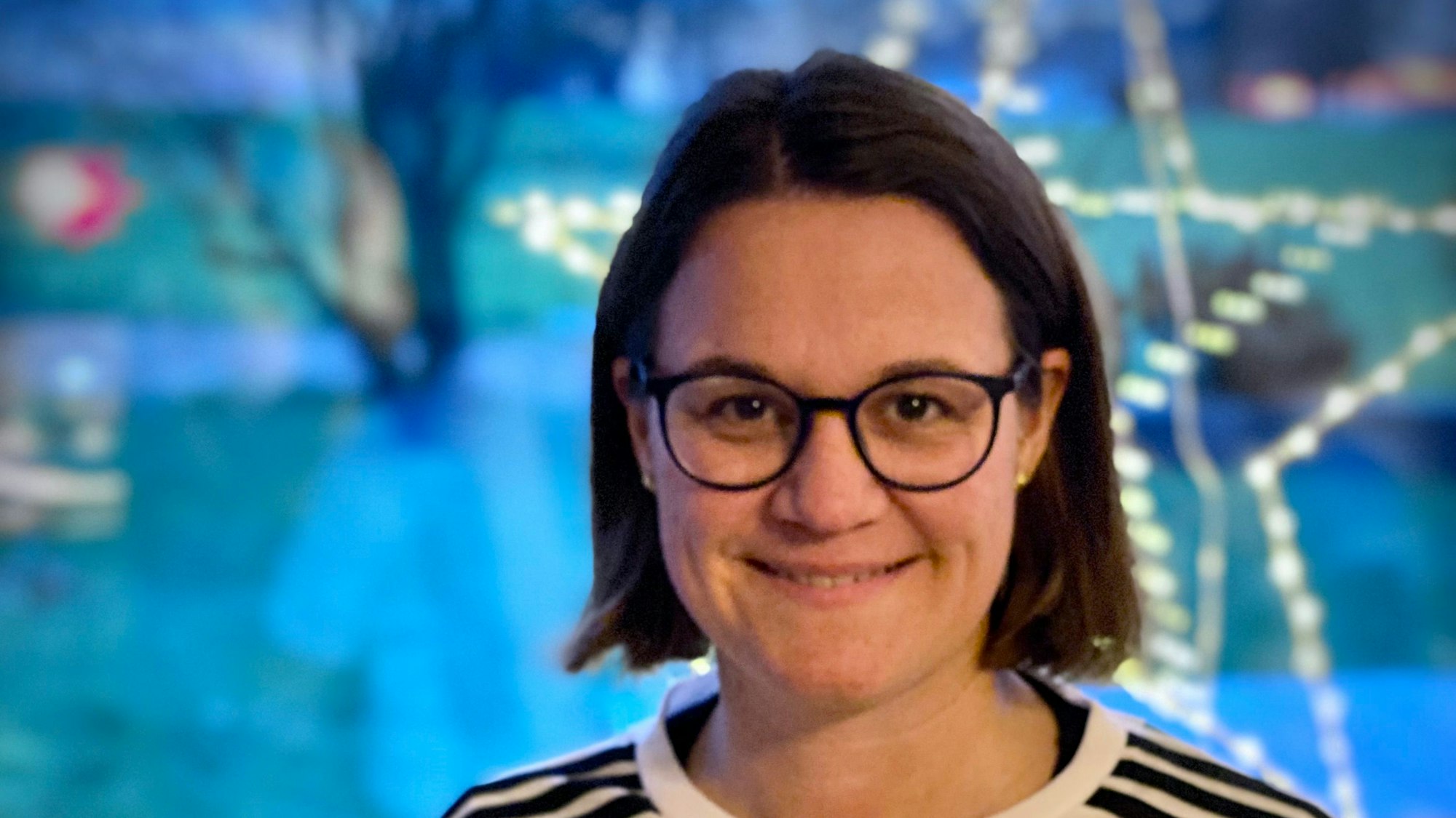 Tina Hartmann steht im Argentinientrikot vor einer Fensterscheibe.